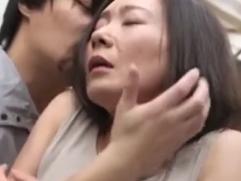＞若過ぎる男との情事に溺れてしまった四十路妻。もう抑えきれない淫らな感情、激イキ淫乱ファック