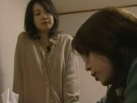 娘を外に追い出し男に抱かれる熟女母。娘も近親相姦だらけの淫らな人生