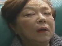 障害を患った娘に介護士の男をあてがう熟女母。そして自分は妄想しながらマンコをこすりオナニー