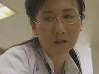 真面目そうな女医のエロ過ぎる趣味。それは映画館で男を貪る淫乱行為。フェラって他人とまぐあう発情ファック