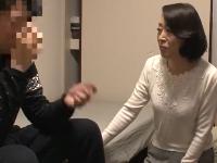 〖おばさんレンタル〗若いお客の恋愛相談から寝取られて中出しされる五十路の奥さん