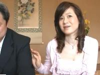 中年夫婦が応募してのAV出演。四十路の奥さんは美魔女。そして始まるまぐわい。見られながらの夫婦の営み、中出しファック