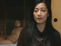 【ヘンリー塚本】同じ男に抱かれる熟母に娘。これから始まる同居生活【七海ひさ代】