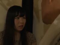 「その目でいつも俺を誘惑しているよな～」勃起したマラを露出して熟女妻の連れ子を襲う鬼畜な義父