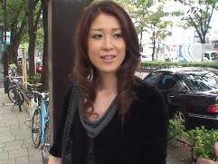 ＞五十路の御主人では感じないのが悩み、レイプ経験有りで三十路前の綺麗な新婚さんがAV出演を決意。そして味わうプロの肉棒