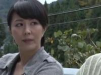 〖円城ひとみ〗夫はワイセツ行為で刑務所。熟女妻は男に青姦を誘われ、喘ぎ悶え乱れまくるカーセックスで絶頂イキ