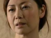 力尽くでやられたい、強姦されたいと願望が募る熟女がノーパンマンコを見せ付けホームレスを誘惑。そして実現、中出しレイプ