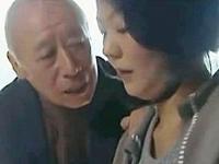 〖円城ひとみ〗義父である老人が狙う人妻。息子を裏切る鬼畜な爺さん