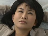 《ヘンリー塚本》四十路の熟女妻が変態行為をする昼下がり。公衆便所で発情ファック。バスでは露出チンポを握り痴女行為