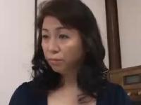 熟母と息子が夜逃げをする前に激しく抱き合う母子相姦、発情ファック。
