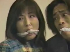 ＞女に飢えた脱獄犯達に突然襲われ力尽くで犯される新婚妻。そして始まる脅され鬼畜なまでの性交、強制、輪姦レイプ