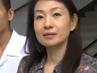 《大沢萌》未亡人となった熟女を狙う義父。その女を後妻として迎え、熟した身体を抱きたい放題