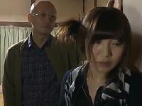 ＞強引な義父に力尽くで犯された嫁。でもイカされもした性交。夫には言えない秘密