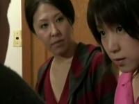 〖ヘンリー塚本〗熟母と娘が唾液交換、濃厚ベロチュウの御奉仕。目的は爺様の遺産。親子丼のエロ過ぎた淫行