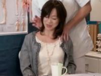 整体師に寝取られる奥さん。しかも勃起した乳首から溢れ出る母乳。全裸にされての激イキ中出しファック