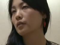 【ヘンリー塚本】美熟女が犯される屈辱的な性交。注射で眠らされ、連れの男が見ている前での寝取られファック