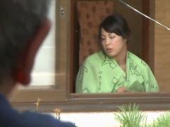 ＞温泉旅館で窓から男に見られながらの発情ファック。その男が大胆にも女湯で待ち伏せ。そして始まる淫乱、激イキ発情ファック