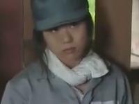 脱獄した人妻に熟女の囚人。男達に見つかるも見逃してもらう代わりの淫乱ファック。