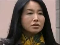 旦那を事故で亡くした欲求不満の熟女がチンポを味わいたくてポルノ映画館へ。そしてノーパン姿でスタンバイ、淫乱モード。