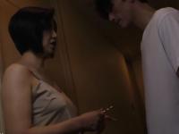 婿と五十路義母とがただれた関係。お互いのパートナーに睡眠薬を飲ませての夜の営み中出しファック