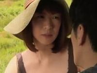 毒蛇に噛まれ歩けなくなった旦那を救う為、中年男に抱かれることを覚悟した巨乳妻。寝取られて悶える淫らな身体