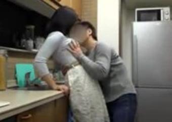 【熟女ナンパ】お持ち帰りした巨乳の奥さんを寝取る事に成功。強引にキスしてクンニしての不倫な性交