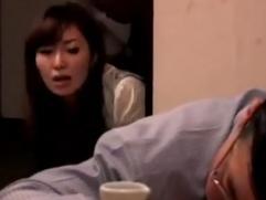 泥酔して眠っている旦那を眺めながら旦那の上司にハメられ善がる不貞妻。ただれた淫行、不倫、中出しファック