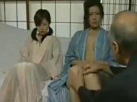 ＞非道徳な巨乳母。娘をも巻き込んで同じ男に抱かれる淫乱行為、親子丼