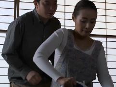 ＞暴走した息子に襲われ無理やり犯される熟母。抵抗するも力では敵わずマンコを貫かれての近親相姦、強制レイプ