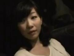 ＞どこにでもいそうな普通の奥さんがAV出演。しかも場所は自宅を隠し撮り。夫が入浴中に淫語を言わされてのハメ撮りファック