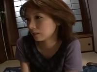 旦那が単身赴任で欲求不満の妻が見た光景。それはセンズリをしている義父の姿。嫁が興奮しての淫行、発情ファック