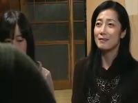 《ヘンリー塚本》結婚を前提に障害を持った母娘と同居する事になった男。熟女と娘のマンコをハメまくり《塚田詩織：七海ひさ代》