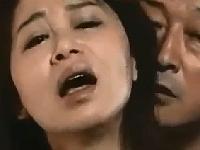 寝取られる熟女妻にそれを覗いて興奮している高齢の亭主。淫乱モード炸裂しての淫らな性交「あ～あなた～イク～」