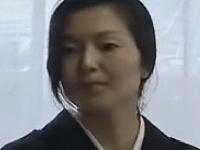 喪服姿で悶える美魔女のエロス。亡き夫の知人に抱かれて善がり狂う淫らな性交