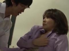 ＞不倫を知り暴走した息子に力尽くでレイプされる熟母。抵抗して暴れていても次第に善がり乱れる淫らな身体、究極の和姦