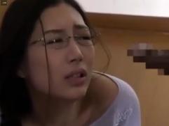 ＞夫に恨みを持った元上司で部下になった男。その男に脅され抱かれてしまった秘密。強制フェラ、イラマチオ、中出しレイプ