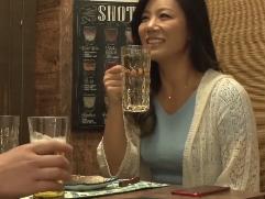 ＜居酒屋ナンパ＞とても綺麗な四十路の奥さん、旦那さんとは仲が良くないんだそう。今宵はお持ち帰りされての淫乱、中出しファック