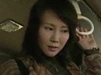 ＞満員のマス内で痴漢を誘ってきた熟女が目の前に。下車した後はホテルへ直行。男にとっては初めての浮気体験、発情ファック