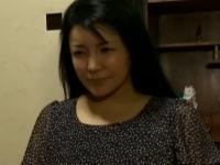《ヘンリー塚本》お互いパートナーを失った未亡人に中年男。セックスだけの割り切った関係での中出しファック