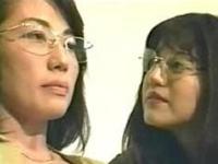 弱味を握られ熟女記者に犯される熟女政治家。レズ行為でのまぐわい、淫乱モードが炸裂してのレズファック