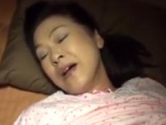 息子の愛撫に激しく反応してしまった五十路の熟母。寝ている亭主の隣で始まる禁断の性交