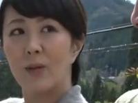 夫は少女にわいせつ行為をして刑務所。妻は知人に青姦を誘われ朝から激逝き発情ファック