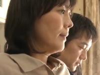 ＜円城ひとみ＞熟母が息子に眠らされレイプされたのが始まり。中出しファック、そして妊娠。ただれた関係