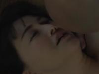 《ヘンリー塚本》還暦前の男に抱かれ喘ぎ悶え激逝きする熟女妻。生理の時は娘の口でフェラ抜き口内射精《浅井舞香》