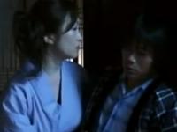 〖黒木小夜子〗「ねぇ～女を知ってる？したい？～」童貞の下宿人を誘惑して筆おろしをする熟女未亡人