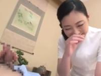 困りながらもセンズリ鑑賞から興奮してしまう熟女マッサージ師。フェラって身体を触れると喘いでエロモード全開