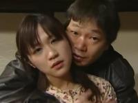 どうしても親子丼がしてみたい。付き合っている熟女の娘を狙う男。薬入りのジュースを飲ませ昏睡レイプ。鬼畜な淫行