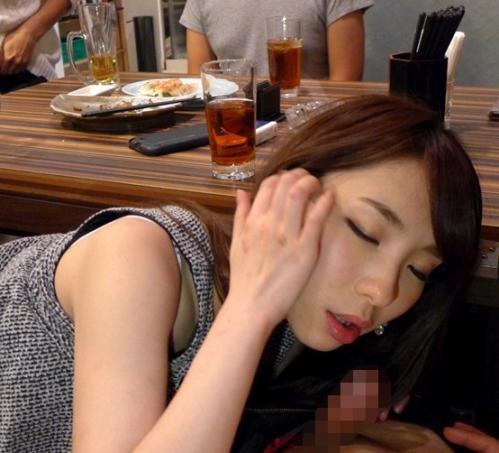 合コンで知り合った女がトイレ行ってるうちに媚薬盛った結果w酔えば酔うほどエロくなるマンピク酒乱ヤリマンが机の下フェラ!?