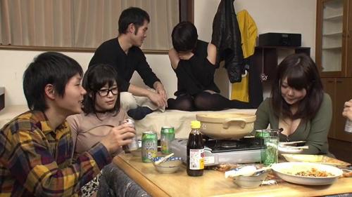 お薬とアルコールを同時接種したJDの乱れっぷり!愛液/おしっこも漏らしまくりで精子中出し濡れ濡れセックス