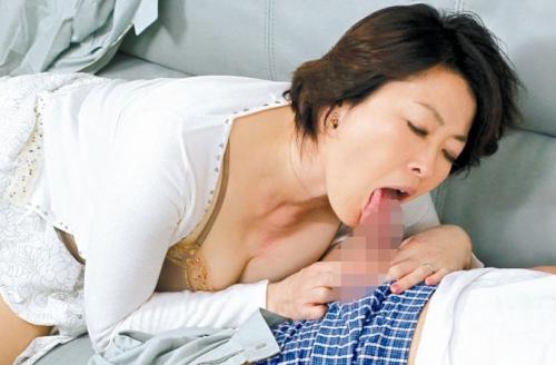 五十路妻が童貞息子のためにマンコをあげる！自分もセックスにハマって禁断の近親相姦